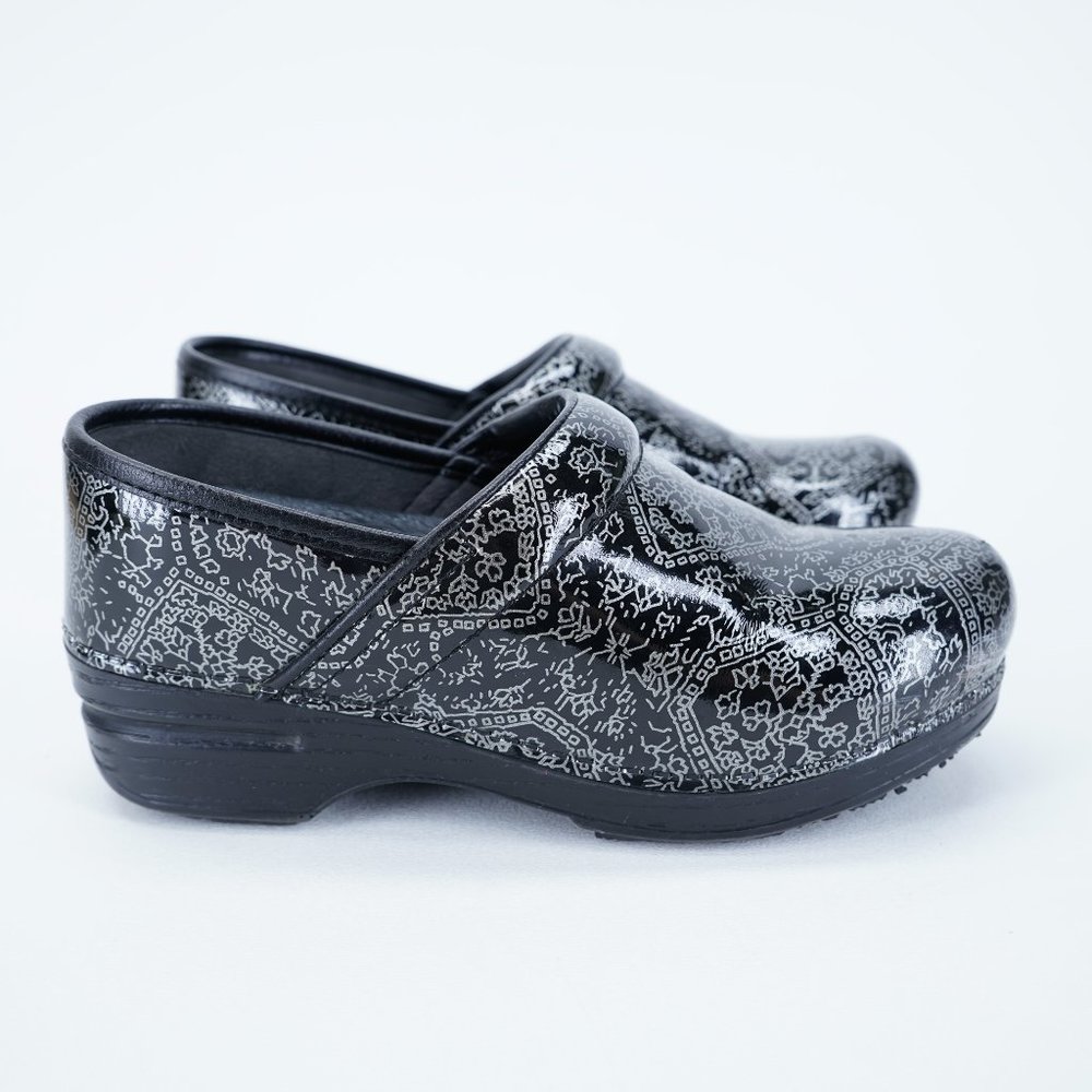 DANSKO Womens Size 37 7 Paisley Patent Leather Clogs FLAWED Black Silver